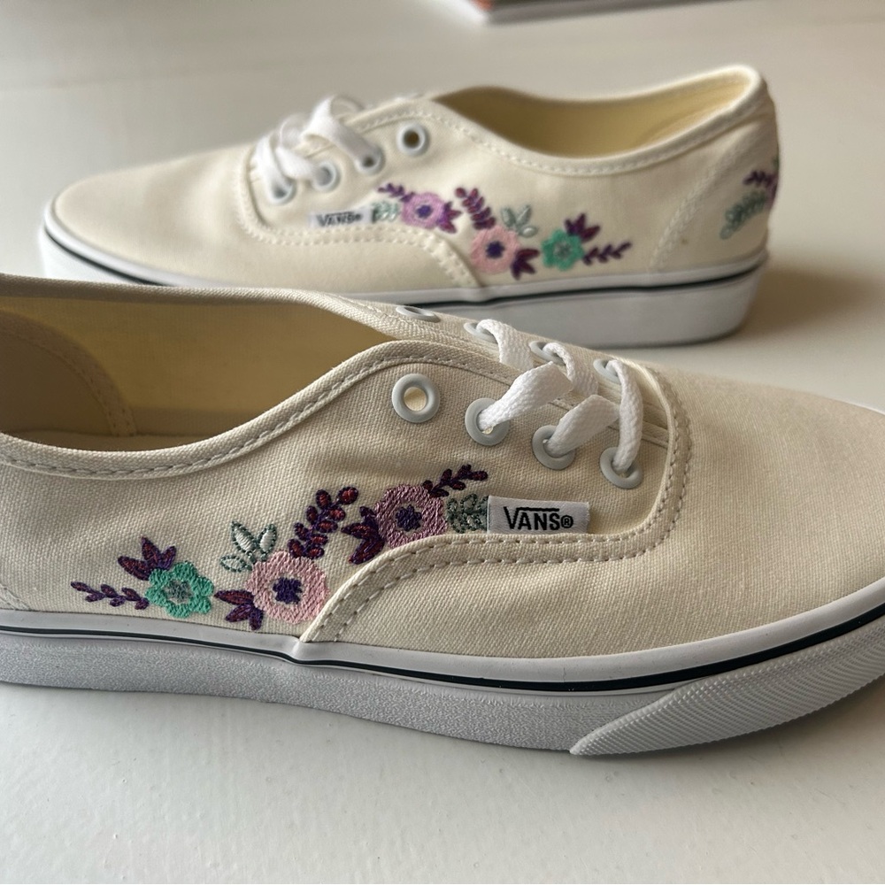 Vans Women's Cream Sneakers with Floral Embroidery